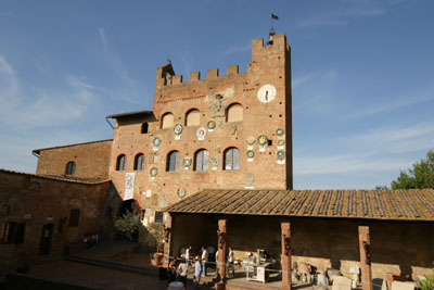 Borgo medioevale di epoca etrusco-romana e patria dello scrittore Giovanni Boccaccio. Interamente costruita in mattoni di cotto rosso e' possibile visitare la Casa-Museo di Giovanni Boccaccio, la chiesa di S. Jacopo e Filippo con la lastra tombale del Boccaccio, il palazzo Stiozzi-Ridolfi e il palazzo Pretorio con i bellissimi stemmi dei Della Robbia.